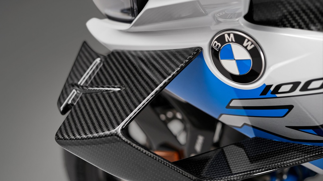 P90398275_highRes_the-new-bmw-m-1000-r