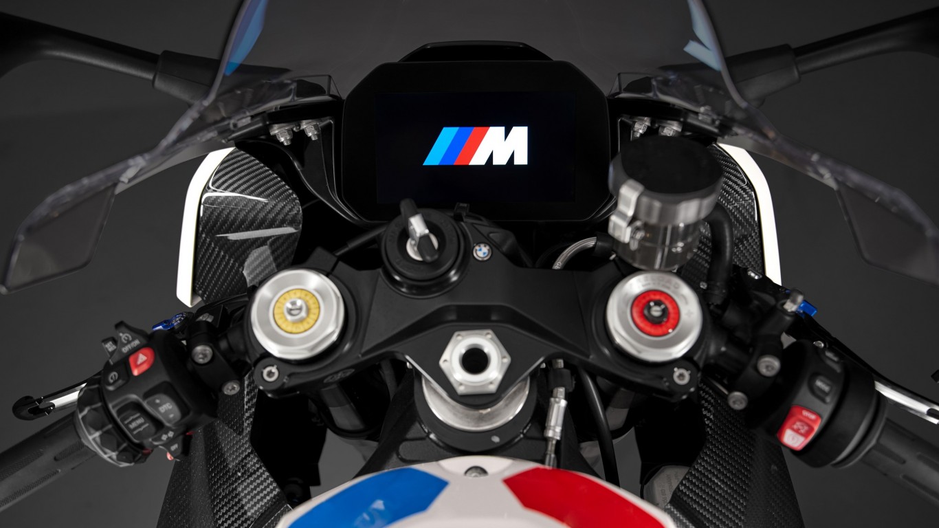 P90398272_highRes_the-new-bmw-m-1000-r