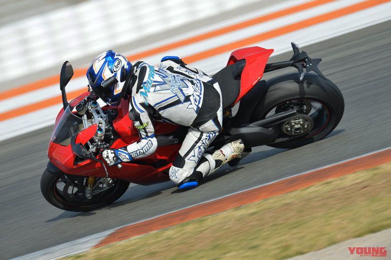 Ducati_Panigale_V4-vs-Honda_RC213V-S_2