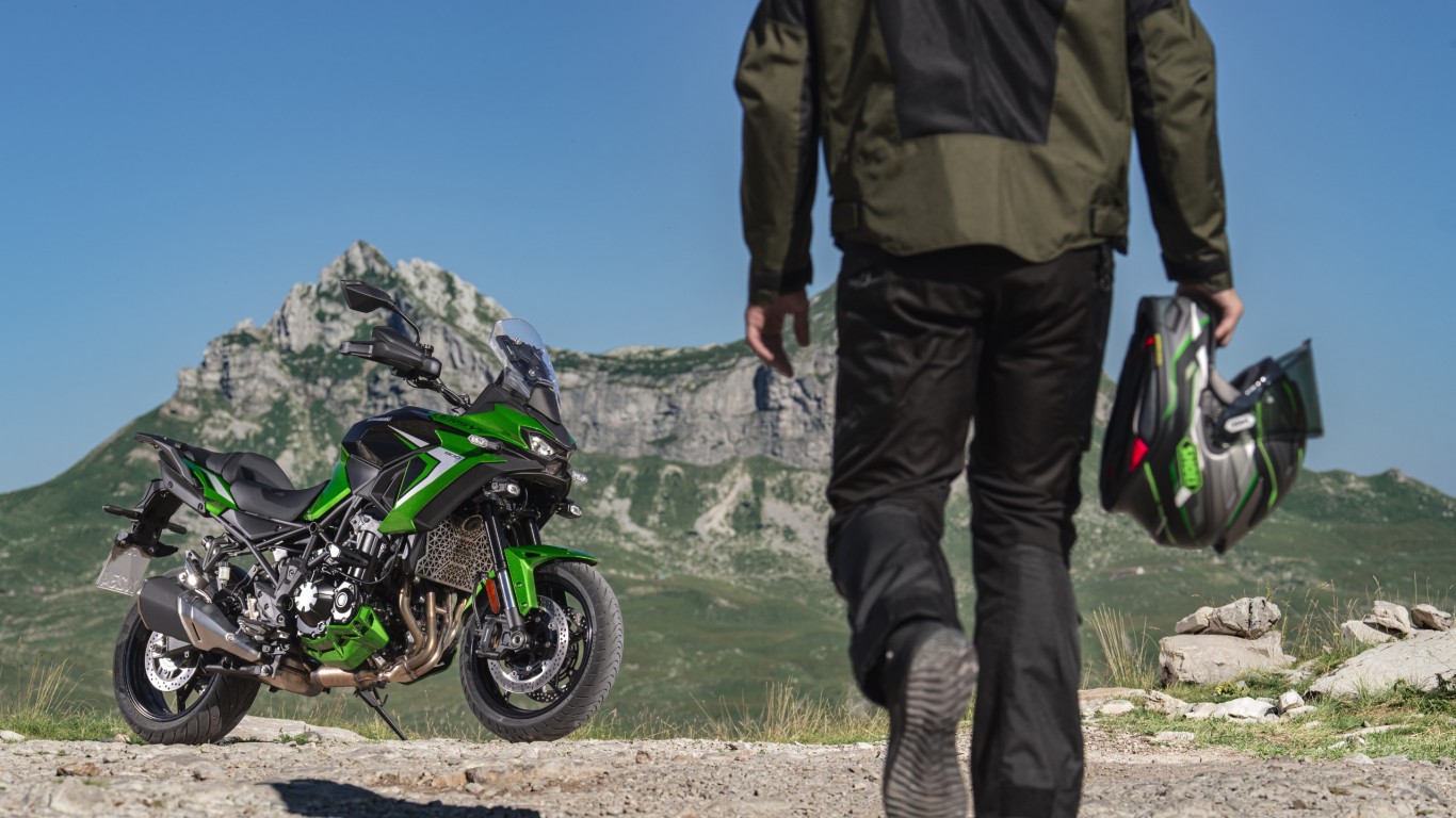 27MY-Versys-900-SE-Official-Gallery-13