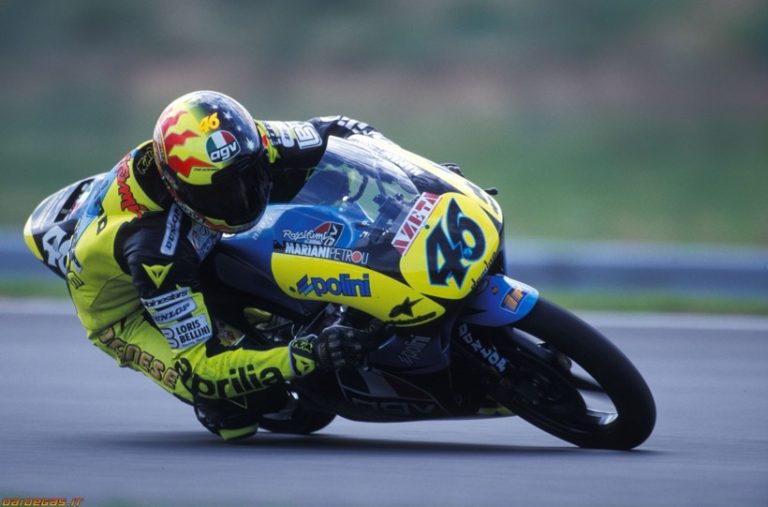 Valentino Rossi festeggia i 20 anni con AGV con un casco replica 1997