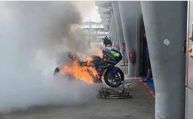 MotoGP Malesia 2018, prende fuoco la Suzuki di Alex Rins in pit lane