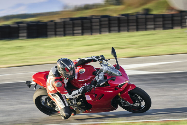 Ducati SuperSport 950, manubri alti racing