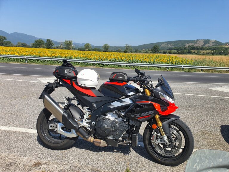 Aprilia Tuono 1100 Factory sospensioni semiattive e guida predittiva