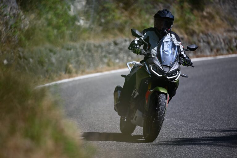 Test TVS RTX 300 Rally: la piccola adv tourer che pensa in grande